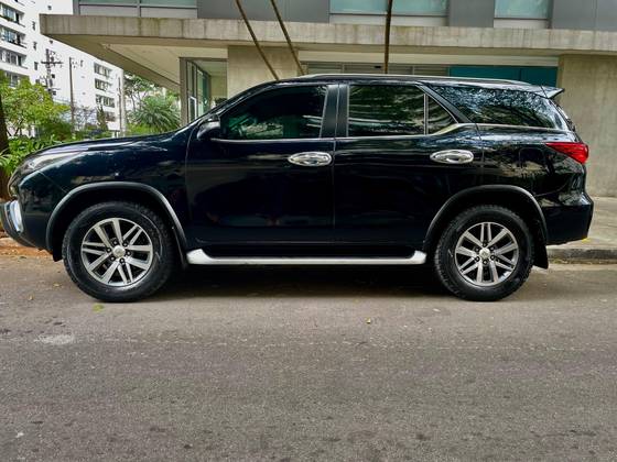 TOYOTA HILUX SW4 2.8 SRX 4X4 7 LUGARES 16V TURBO INTERCOOLER DIESEL 4P AUTOMÁTICO TOYOTA HILUX SW4 2.8 SRX 4X4 7 LUGARES 16V TURBO INTERCOOLER DIESEL 4P AUTOMÁTICO